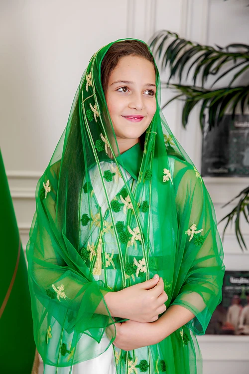 طرحة لليوم الوطني لون أخضر مزينة بتطريز ذهبي سيفين و نخلة