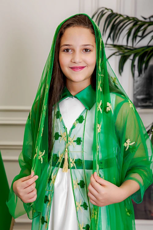 طرحة لليوم الوطني لون أخضر مزينة بتطريز ذهبي سيفين و نخلة