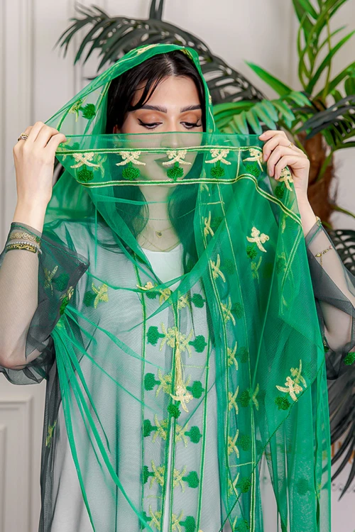 طرحة لليوم الوطني لون أخضر مزينة بتطريز ذهبي سيفين و نخلة