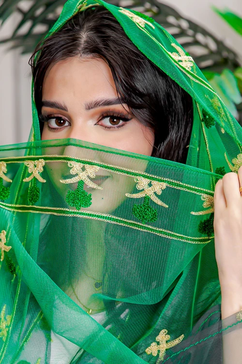 طرحة لليوم الوطني لون أخضر مزينة بتطريز ذهبي سيفين و نخلة