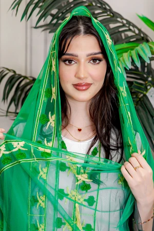 طرحة لليوم الوطني لون أخضر مزينة بتطريز ذهبي سيفين و نخلة