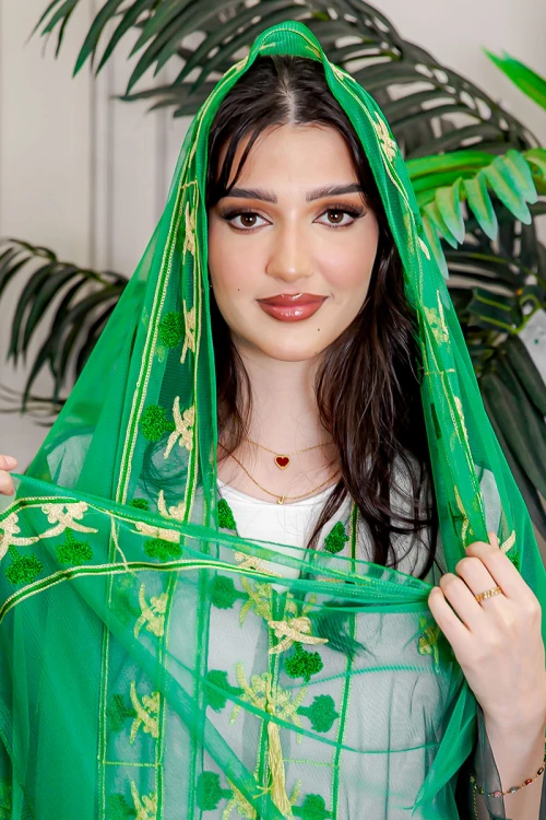 طرحة لليوم الوطني لون أخضر مزينة بتطريز ذهبي سيفين و نخلة