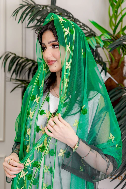 طرحة لليوم الوطني لون أخضر مزينة بتطريز ذهبي سيفين و نخلة