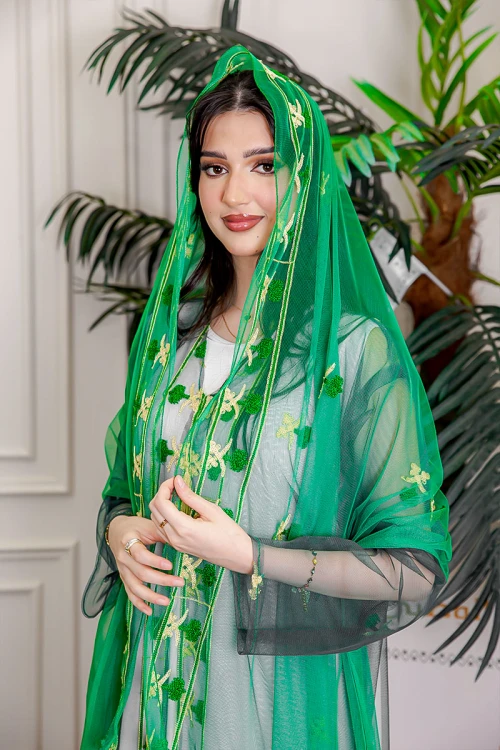 طرحة لليوم الوطني لون أخضر مزينة بتطريز ذهبي سيفين و نخلة