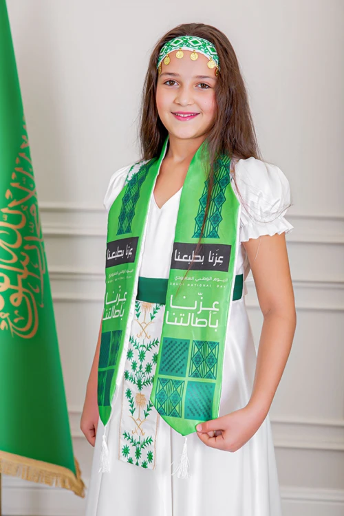 وشاح لون أخضر لليوم الوطني بشعار عزنا بطبعنا