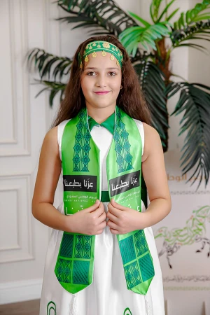 وشاح لون أخضر لليوم الوطني بشعار عزنا بطبعنا