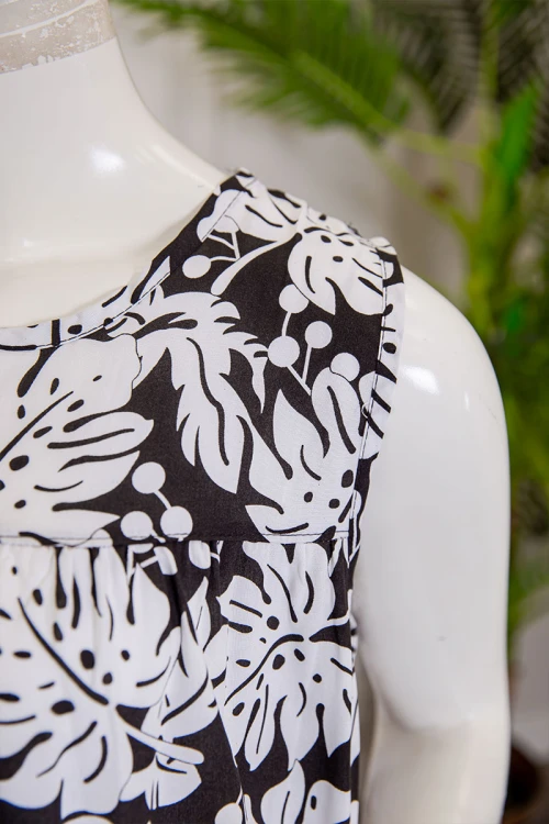 قميص نسائي قصير لون أسود مشجر باللون الأبيض  ياقة دائرية بدون أكمام