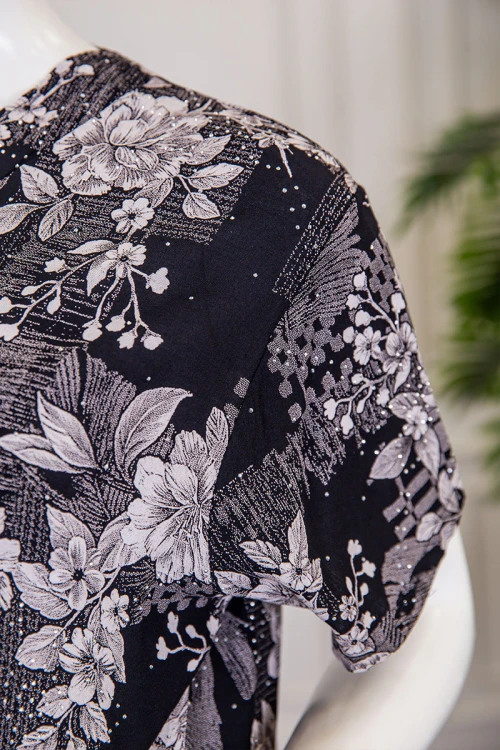 قميص نسائي ميدي لون أسود مشجر ياقة قصة سبعة و أكمام قصيرة