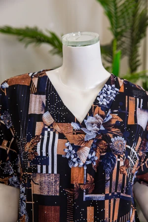 قميص نسائي ميدي مزين برسومات و أشكال ملونة بفصوص ياقة قصة سبعة و أكمام قصيرة 