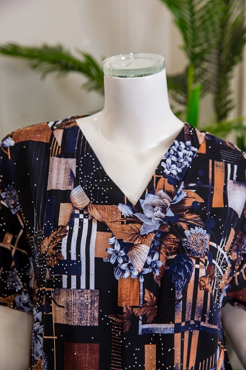 قميص نسائي ميدي مزين برسومات و أشكال ملونة بفصوص ياقة قصة سبعة و أكمام قصيرة