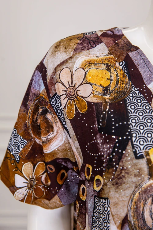 قميص نسائي ميدي مزين برسومات و أشكال ملونة بفصوص ياقة قصة سبعة و أكمام قصيرة