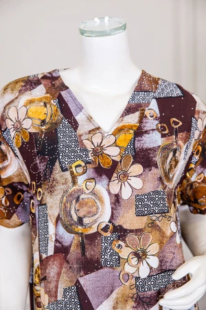 قميص نسائي ميدي مزين برسومات و أشكال ملونة بفصوص ياقة قصة سبعة و أكمام قصيرة 