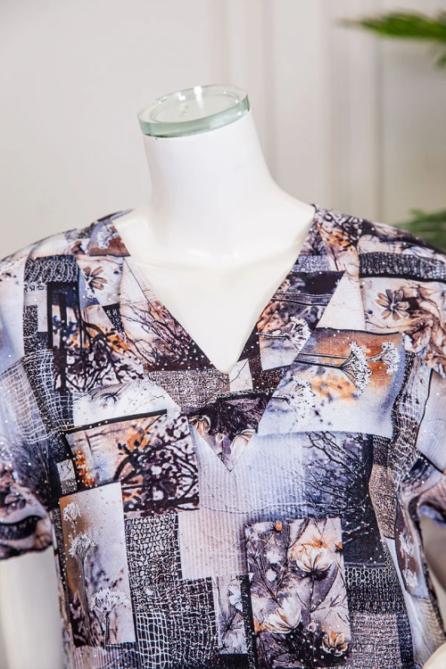 قميص نسائي ميدي مزين برسومات و أشكال ملونة بفصوص ياقة قصة سبعة و أكمام قصيرة