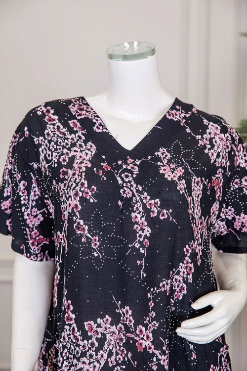 قميص نسائي ميدي لون أسود مشجر مزين بفصوص ياقة قصة سبعة و أكمام قصيرة