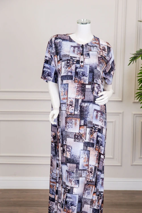 قميص نسائي طويل مزين برسومات و أشكال ملونة بفصوص ياقة دائرية بأزرار من الأمام و أكمام قصيرة