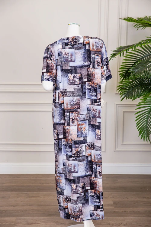 قميص نسائي طويل مزين برسومات و أشكال ملونة بفصوص ياقة دائرية بأزرار من الأمام و أكمام قصيرة