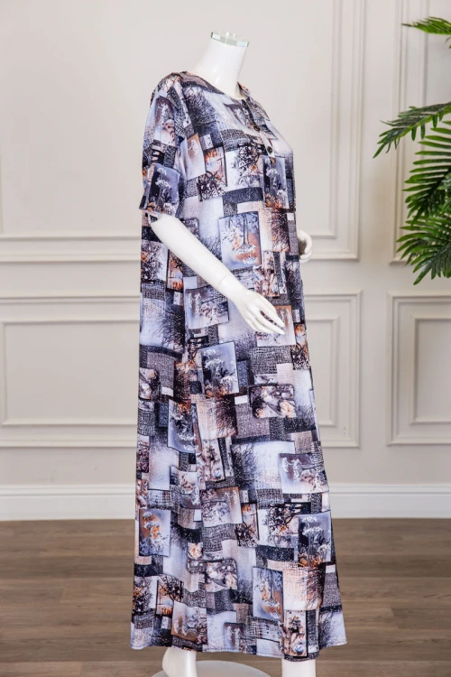 قميص نسائي طويل مزين برسومات و أشكال ملونة بفصوص ياقة دائرية بأزرار من الأمام و أكمام قصيرة