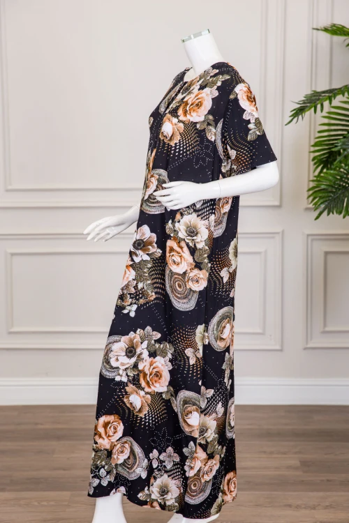 قميص نسائي طويل لون أسود مشجر مزين بفصوص ياقة دائرية بأزرار من الأمام و أكمام قصيرة