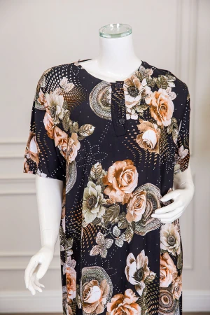 قميص نسائي طويل لون أسود مشجر مزين بفصوص ياقة دائرية بأزرار من الأمام و أكمام قصيرة 