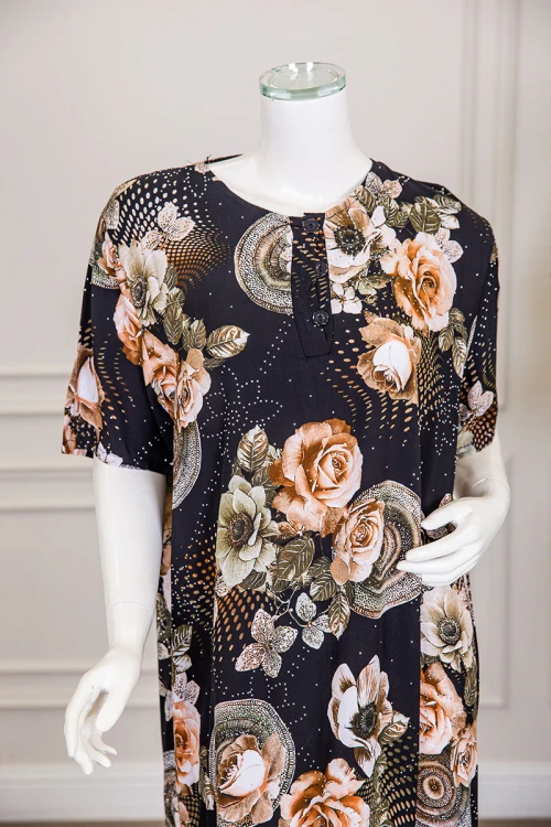 قميص نسائي طويل لون أسود مشجر مزين بفصوص ياقة دائرية بأزرار من الأمام و أكمام قصيرة