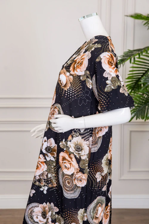 قميص نسائي طويل لون أسود مشجر مزين بفصوص ياقة دائرية بأزرار من الأمام و أكمام قصيرة