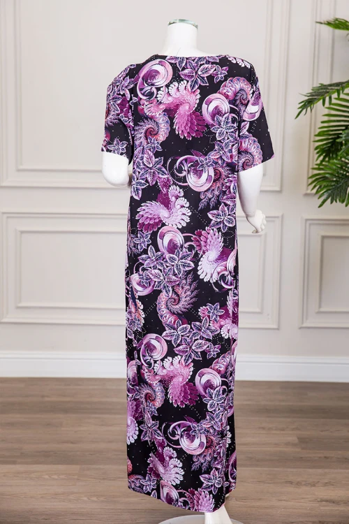 قميص نسائي طويل لون أسود مشجر باللون الموف مزين بفصوص ياقة دائرية بأزرار من الأمام و أكمام قصيرة