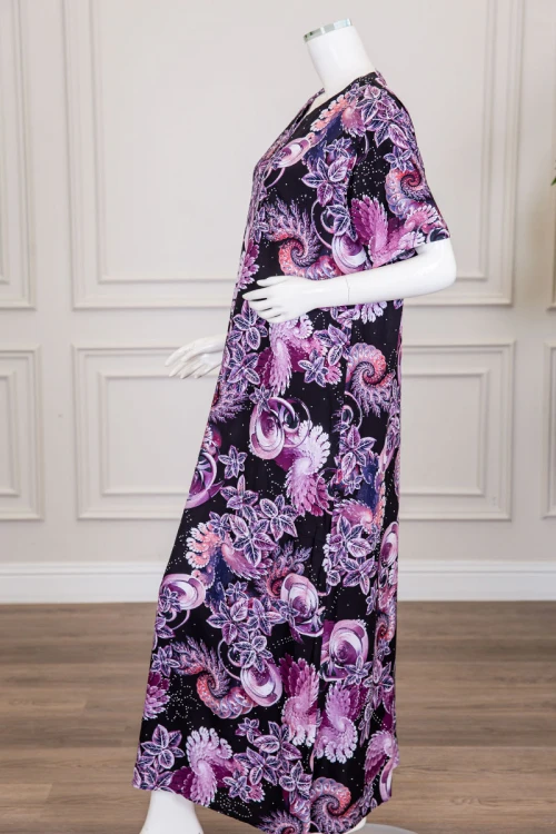 قميص نسائي طويل لون أسود مشجر باللون الموف مزين بفصوص ياقة دائرية بأزرار من الأمام و أكمام قصيرة