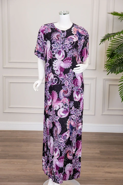 قميص نسائي طويل لون أسود مشجر باللون الموف مزين بفصوص ياقة دائرية بأزرار من الأمام و أكمام قصيرة