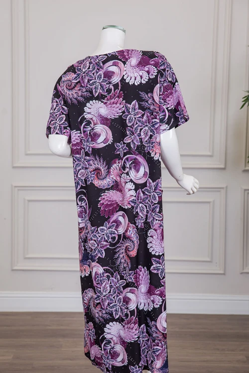 قميص نسائي ميدي لون أسود مشجر باللون الموف مزين بفصوص ياقة قصة سبعة و أكمام قصيرة