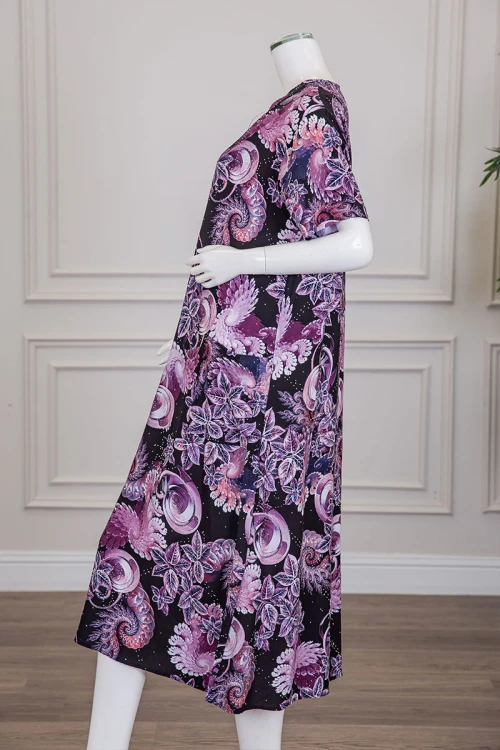 قميص نسائي ميدي لون أسود مشجر باللون الموف مزين بفصوص ياقة قصة سبعة و أكمام قصيرة