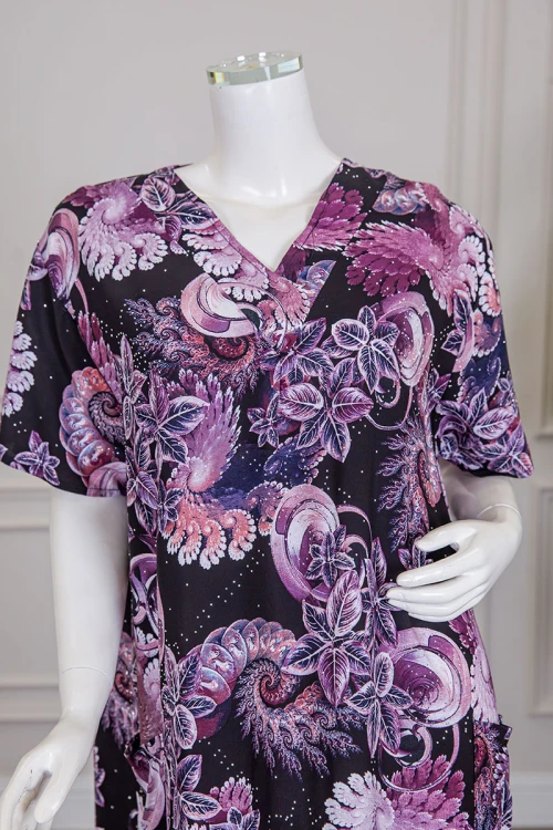 قميص نسائي ميدي لون أسود مشجر باللون الموف مزين بفصوص ياقة قصة سبعة و أكمام قصيرة