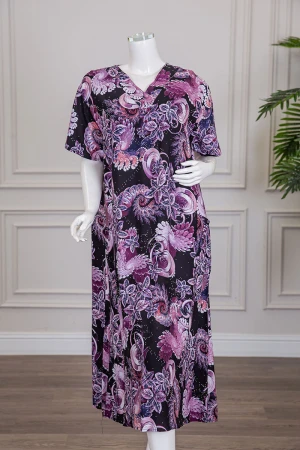 قميص نسائي ميدي لون أسود مشجر باللون الموف مزين بفصوص ياقة قصة سبعة و أكمام قصيرة 