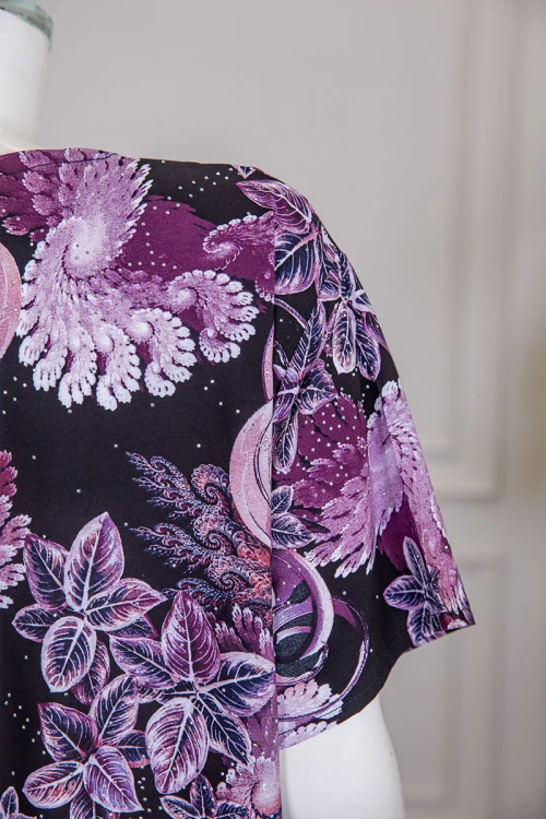 قميص نسائي ميدي لون أسود مشجر باللون الموف مزين بفصوص ياقة قصة سبعة و أكمام قصيرة