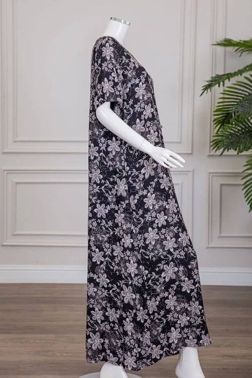 قميص نسائي طويل لون أسود مشجر باللون الرمادي مزين بفصوص ياقة دائرية بأزرار من الأمام و أكمام قصيرة