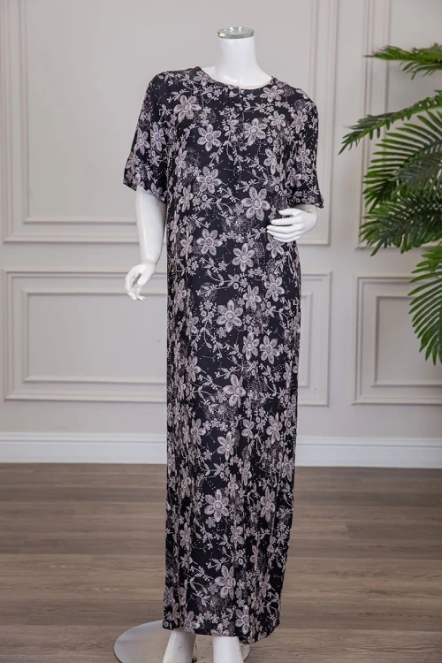 قميص نسائي طويل لون أسود مشجر باللون الرمادي مزين بفصوص ياقة دائرية بأزرار من الأمام و أكمام قصيرة