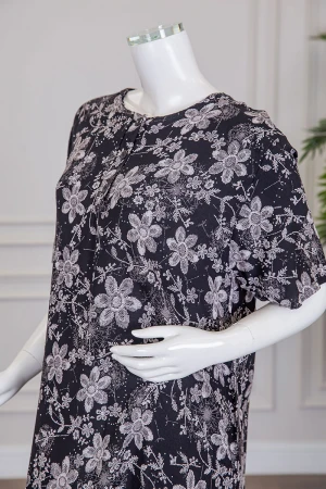 قميص نسائي طويل لون أسود مشجر باللون الرمادي مزين بفصوص ياقة دائرية بأزرار من الأمام و أكمام قصيرة 