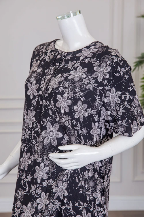 قميص نسائي طويل لون أسود مشجر باللون الرمادي مزين بفصوص ياقة دائرية بأزرار من الأمام و أكمام قصيرة