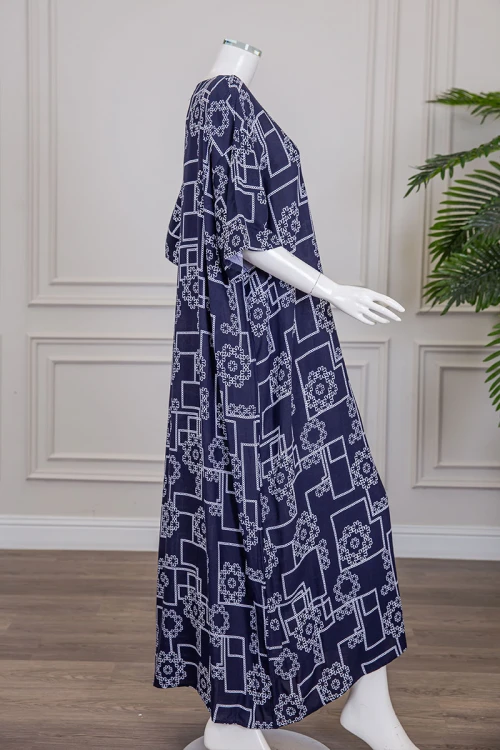 قميص نسائي طويل لون كحلي مزين برسومات و أشكال هندسية ياقة دائرية بأزرار من الأمام و أكمام قصيرة