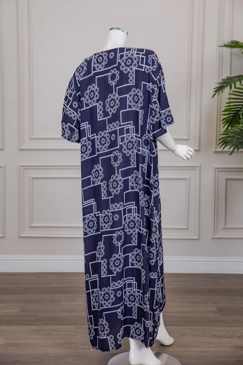 قميص نسائي طويل لون كحلي مزين برسومات و أشكال هندسية ياقة دائرية بأزرار من الأمام و أكمام قصيرة