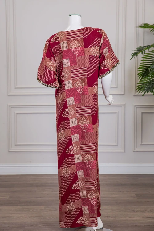 قميص نسائي طويل لون أحمر مزين برسومات و أشكال ياقة كلفة مطرزة باللون الذهبي و بأكمام قصيرة