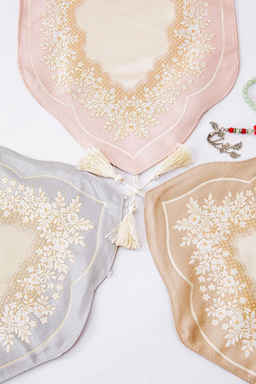 سجادة صلاة متعددة الألوان