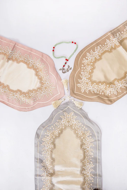 سجادة صلاة متعددة الألوان