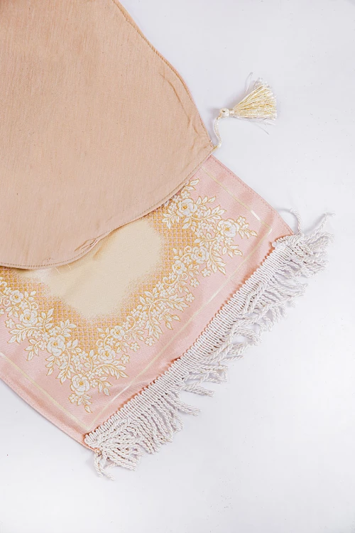 سجادة صلاة متعددة الألوان