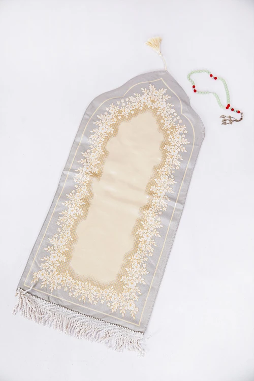 سجادة صلاة متعددة الألوان