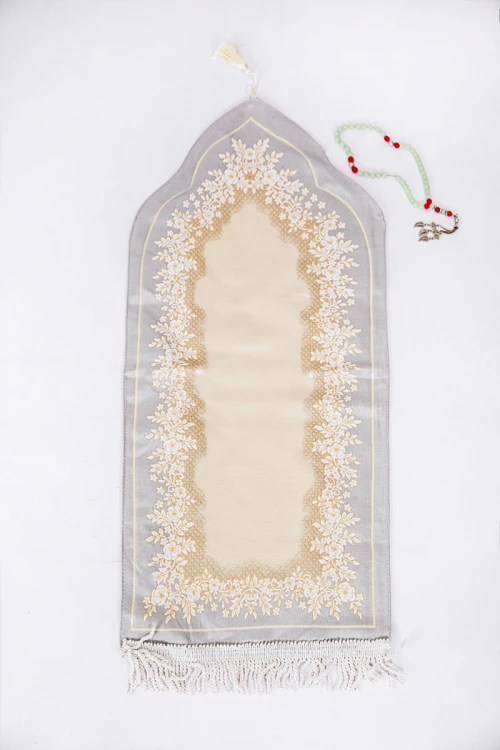 سجادة صلاة متعددة الألوان