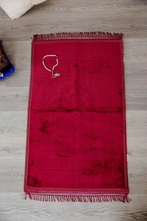 سجادة صلاة متعددة الألوان