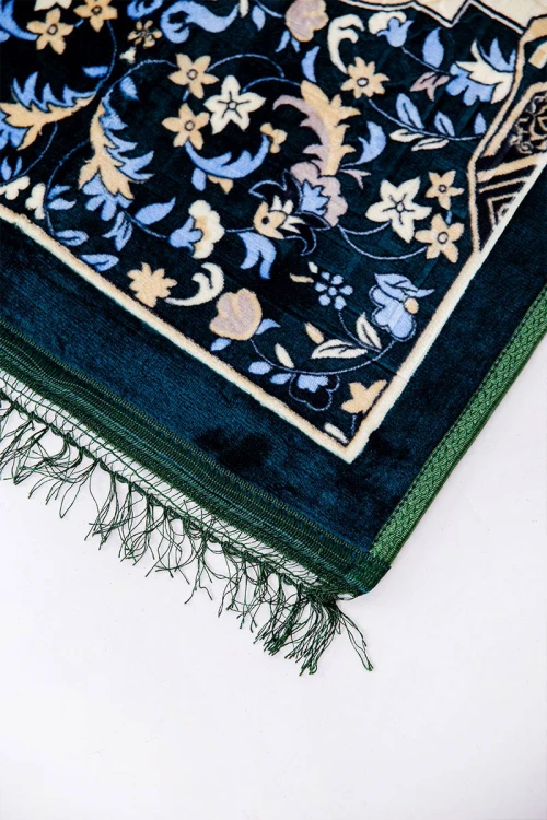 سجادة صلاة متعددة الألوان مزينة برسومات و زخارف من الأمام