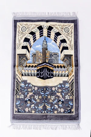 سجادة صلاة متعددة الألوان مزينة برسومات و زخارف من الأمام 