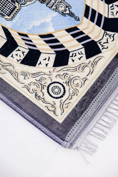 سجادة صلاة متعددة الألوان مزينة برسومات و زخارف من الأمام