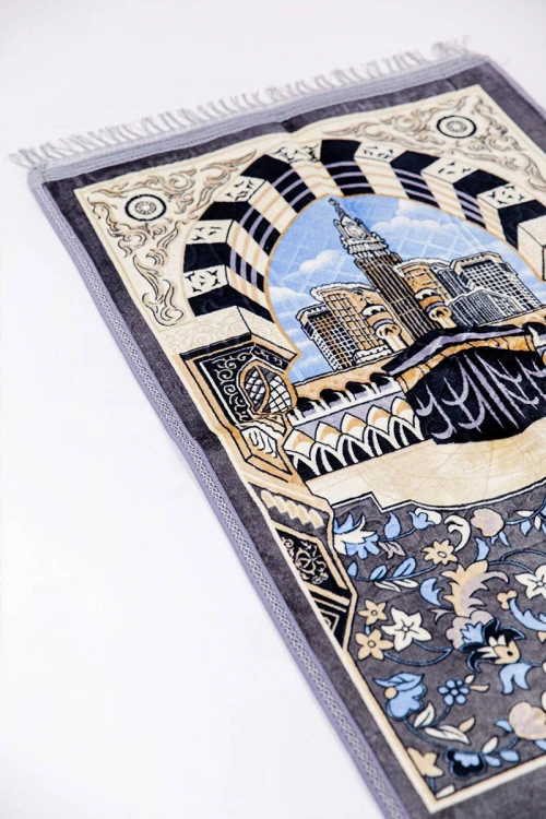 سجادة صلاة متعددة الألوان مزينة برسومات و زخارف من الأمام